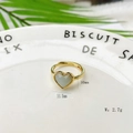 Bague ouverte dorée ornée d'une pierre précieuse en cœur sur un plateau blanc - Style Pierre de Lune (Style A) / Ouvert Réglable
