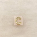 Detailaufnahme eines goldenen Buchstabe C Anhängers mit Zirkonia auf weißem Kunstfell - Buchstabe C (Nur Anhänger) / 20x18 mm / Rosa