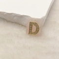 Makroansicht des rosa Quarzanhängers mit goldenem Buchstaben D und weißen Zirkonia - Buchstabe D (Nur Anhänger) / 20x18 mm / Rosa