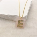 Detailansicht der Halskette mit rosa Kristallanhänger und glitzerndem Buchstaben E - Buchstabe E (Nur Anhänger) / 20x18 mm / Rosa