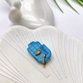 Detail der blauen Hamsa-Hand mit Goldakzenten und Zirkonia-Steinen auf weißem Tablett - Himmelblauer Türkis Palme Anhänger (J-Stil)