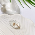 Detailansicht eines eleganten 18K vergoldeten Rings mit Zirkonia auf Hand-Display - Warmweißer Offener Zirkonia-Ring (K-Stil)