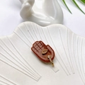 Makroaufnahme von Hamsa Hand Anhänger mit Goldfluss-Stein und funkelndem Zirkonia - Roter Goldfluss Palme Anhänger (M-Stil)