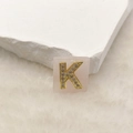 Rosa Steinanhänger mit goldenem Buchstaben K und funkelnden Zirkonen im Quadratschliff - Buchstabe K (Nur Anhänger) / 20x18 mm / Rosa