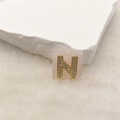Buchstabe N Goldanhänger mit Zirkonia und einem hellrosa Naturstein-Sockel - Buchstabe N (Nur Anhänger) / 20x18 mm / Rosa