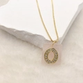 Goldene Halskette mit quadratischem, rosa transparentem Anhänger und ovalem Strassstein - Buchstabe O (Nur Anhänger) / 20x18 mm / Rosa