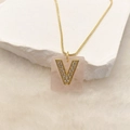 Goldene Halskette mit quadratischem rosa Steinanhänger und Zirkonia-Buchstabe V - Buchstabe V (Nur Anhänger) / 20x18 mm / Rosa
