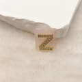 Quadratischer Anhänger aus rosa Naturstein mit goldenem Buchstaben Z und Zirkonia - Buchstabe Z (Nur Anhänger) / 20x18 mm / Rosa