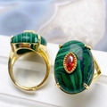Détail d'une bague dorée ajustable avec malachite ovale et pierre rouge de forme marquise - Ouvert Réglable / Malachite avec Incrustation Rouge (#2)