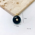 Vue macro d'un pendentif rond en pierre noire avec zircon central plaqué or - Pendentif Uniquement (Sans Chaîne) / Agate noire