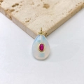 Détail macro du pendentif goutte en pierre naturelle avec gemme rouge et monture dorée - Pendentif Uniquement (Sans Chaîne) / White Opal (Red)