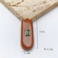 Détail du pendentif rectangulaire en pierre de sable avec zircon vert et dimensions - Pendentif Uniquement (Sans Chaîne) / Pierre de Sable Dorée
