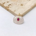 Vue détaillée du pendentif ovale en quartz rose avec zircon rubis et bélière dorée - Pendentif Uniquement (Sans Chaîne) / Quartz rose