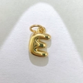 Primer plano de un colgante de letra E burbuja bañado en oro con acabado metalizado - Letra E Dorada / Colgante Solo (Sin Cadena)