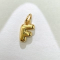 Detalle macro de un colgante de letra F burbuja 3D con acabado en oro pulido - Letra F Dorada / Colgante Solo (Sin Cadena)