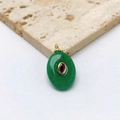 Détail d'un pendentif ovale en jade vert avec zircon rouge incrusté sur monture dorée - Pendentif Uniquement (Sans Chaîne) / Jade Vert