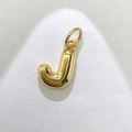 Macro de un colgante de letra J en 3D con acabado dorado pulido y detalle de asa fija - Letra J Dorada / Colgante Solo (Sin Cadena)