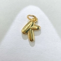 Detalle del colgante con letra R dorada y acabado de espejo pulido en oro de 18K - Letra K Dorada / Colgante Solo (Sin Cadena)