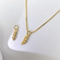Detail von Gold-Erbsenschoten-Anhängern mit drei Perlen an einer Box-Halskette - Goldene Erbsenschote-Stil (I-Stil)