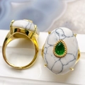Bague dorée ajustable avec pierre turquoise blanche ovale et gemme goutte d'eau verte - Ouvert Réglable / Howlite Blanche avec Incrustation Verte (#1)