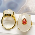 Bague dorée réglable avec pierre blanche ovale et détail d'incrustation de cristal rouge - Ouvert Réglable / Jade Blanc avec Incrustation Rouge (#4)