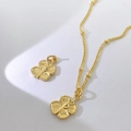 Detailansicht eines goldenen Kleeblatt-Anhängers mit gebürsteter Metallstruktur und Kette - Goldenes Blumen-Stil (K-Stil)