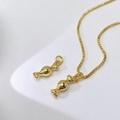 Detailansicht polierter goldener Anhänger in Süßigkeitenform und Halskettenzubehör - Gold Süßigkeiten Stil (L-Stil)