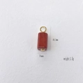 Rode jaspis stenen cilinder hanger met gouden metalen lus en afmetingen weergegeven - Rode Steen Cilindrische Stijl (#6 Red Stone)