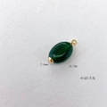 Donkergroene ovale natuurstenen hanger met gouden metalen sluiting 14,7mm x 7,6mm - Groene Edelsteen Ellipsoïde Stijl (#27 Green Gem)
