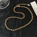 Minimalistische goldene Messingkette mit Verlängerung und Handmade-Anhänger auf Schwarz - Echt Vergoldete Halskette