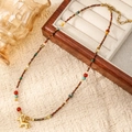 Collar bohemio de piedras naturales coloridas con colgante de caballo dorado y cierre - Patrón Éxito de Caballo