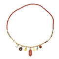 Collar bohemio de Año Nuevo con cuentas rojas, piedras naturales y dijes dorados - Luz de Llama