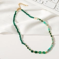 Collar de cuentas de aventurina verde natural con detalles dorados sobre seda blanca suave - Piedra natural