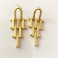 Elegantes pendientes de latón chapado en oro de 18K con diseño geométrico en color oro champán - Estilo Corto Oro Mate