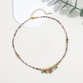 Collar bohemio hecho a mano con piedras naturales y colgantes de borlas doradas - Dorado