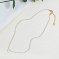 Collana artigianale di perline con pendente a mezzaluna bianca e chiusura oro - Stile Bianco Sporco (XL-299-11)