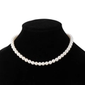 Elegante gelaagde witte faux parel choker ketting op een zwart fluwelen buste display - Glazen Kralen + Koperen Parel (8mm)