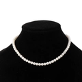 Collana classica di perle bianche a filo singolo su un busto in velluto nero - Perle di Vetro + Perla di Rame (6mm)