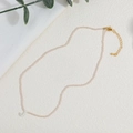 Collana di perle in pietra naturale rosa con pendente lettera J bianco e chiusura dorata - Stile Beige (XL-299)