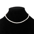 Klassieke enkellaagse witte parelketting van glas op een zwarte fluwelen display - Glazen Kralen + Koperen Parel (5mm)
