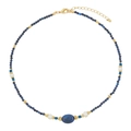 Collar de lapislázuli y perlas de agua dulce con acentos dorados en fondo blanco - Collar de Lapislázuli