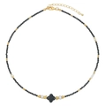 Collar bohemio de cuentas con piedras negras, toques dorados y dije trébol - Espinela Negra
