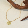 Collar artesanal bañado en oro de 18K con medallón de estrella sobre fondo de arena natural - Collar de Cobre Colgante Redondo Estrella Dorado (XL-876J)