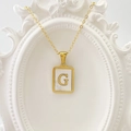 Elegante goldene Halskette mit quadratischem Muschelanhänger und dem Buchstaben G - Buchstabe G / Weiß