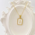 Minimalistische Goldkette mit rechteckigem Muschelanhänger und goldenem Buchstaben I - Buchstabe I / Weiß