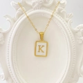 Goldene Edelstahlkette mit weißem Muschel-Rechteckanhänger und dem Großbuchstaben K - Buchstabe K / Weiß