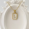 Goldene Edelstahlkette mit quadratischem Perlmuttanhänger und eingraviertem Buchstabe L - Buchstabe L / Weiß