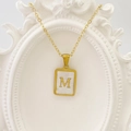Goldene Edelstahlkette mit quadratischem Muschel-Anhänger und eingraviertem M-Buchstaben - Buchstabe M / Weiß