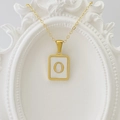 Goldene Halskette mit quadratischem Muschel-Anhänger und Buchstabe O Verzierung - Buchstabe O / Weiß
