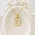 Elegante goldene quadratische Muschelkette mit Buchstabe P Anhänger an feiner Kette - Buchstabe P / Weiß